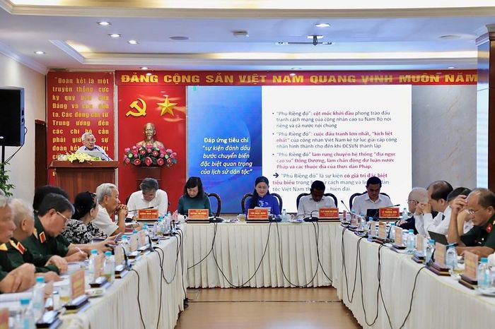 Đại biểu trình bày tham luận