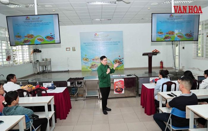 Chương trình tập huấn nhằm giúp đội ngũ đầu bếp, nhân viên chế biến và phục vụ tại các cơ sở lưu trú cập nhật kiến thức, trao đổi kinh nghiệm, nâng cao kỹ năng chế biến, trình bày và phục vụ các món mì, phở trong buffet sáng