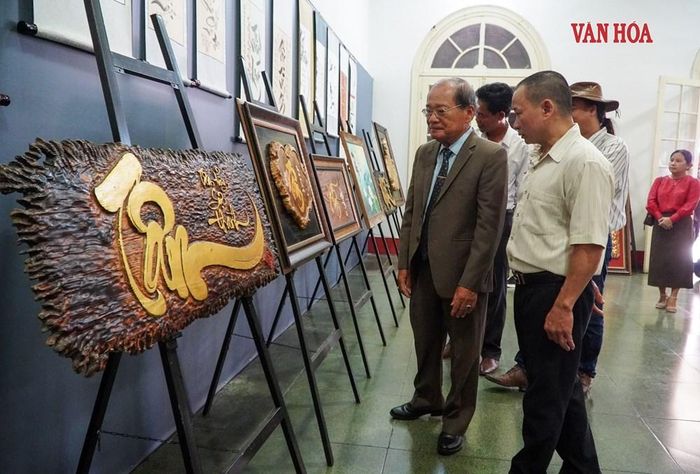 Du khách tham quan không gian trưng bày thư pháp tại di tích Viện Cơ mật (Tam Tòa). Ảnh: S.Thùy