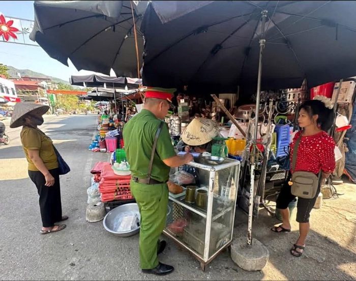 Công an xã Tuần Giáo nhắc nhở các hộ kinh doanh không lấn chiếm lòng đường, vỉa hè, góp phần xây dựng không gian sống văn minh, sạch đẹp