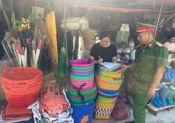 Lực lượng công an xã Tuần Giáo tuyên truyền, nhắc nhở người dân chấp hành quy định về trật tự, an toàn giao thông