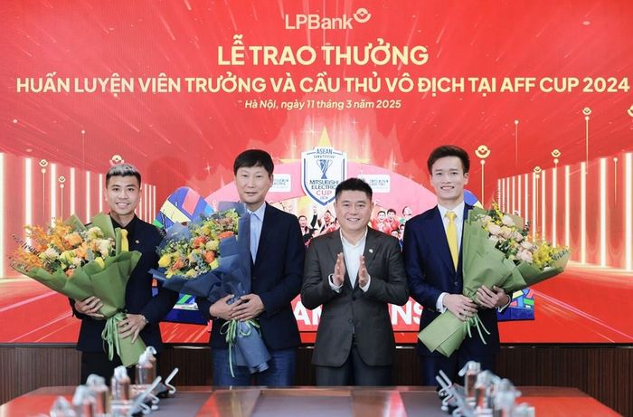 Bầu Thụy (thứ hai từ phải sang) là người gắn bó với bóng đá Việt Nam