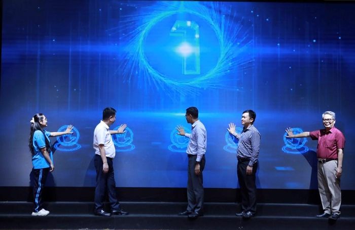 Các đại biểu thực hiện nghi thức phát động cuộc thi trực tuyến “Chọn nghề, chọn tương lai” năm 2026
