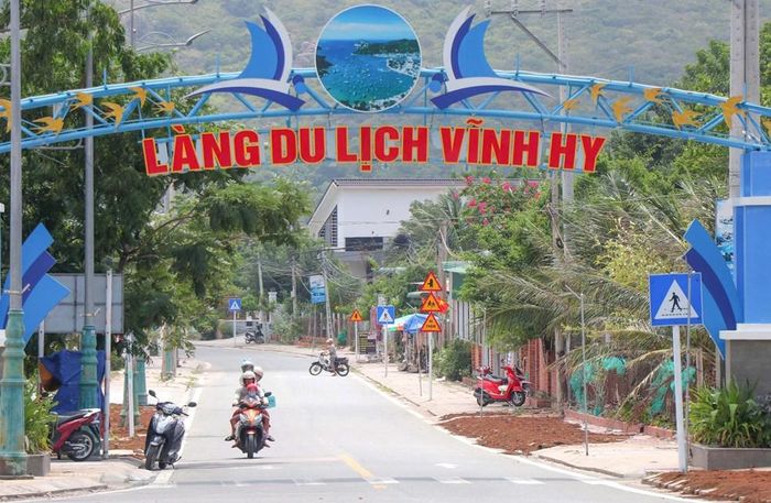 Phong cảnh thanh bình của làng chài Vĩnh Hy