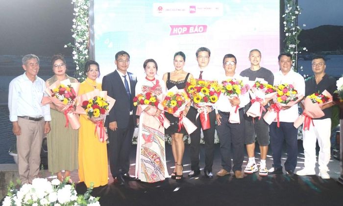 Ban Tổ chức tặng hoa tri ân các nhà tài trợ