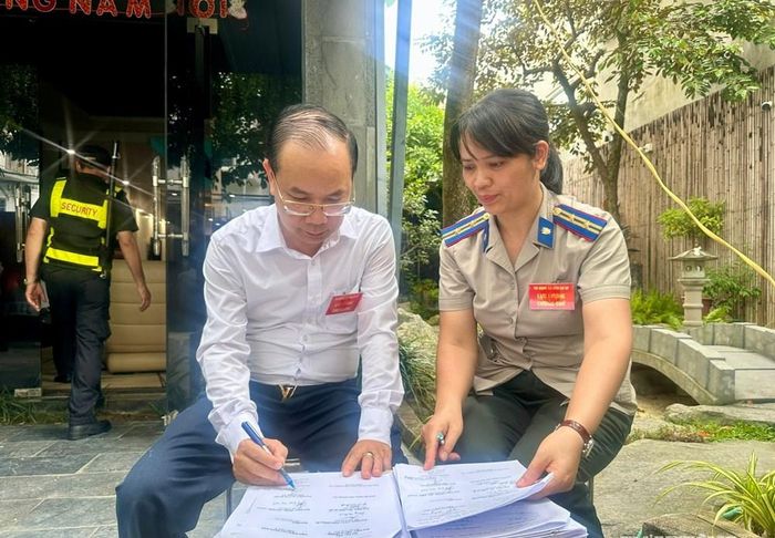 Cơ quan chức năng tiến hành kê biên tại ngôi nhà ông Vũ Xuân Thăng