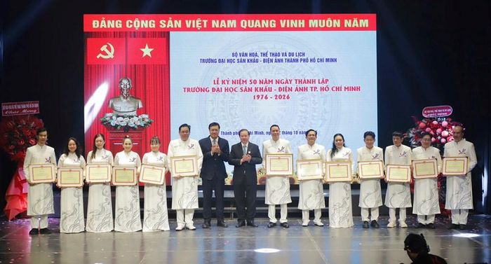 PGS.TS Tạ Quang Đông - Thứ trưởng Bộ VHTTDL và PGS.TS Đặng Hà Việt - Vụ trưởng Vụ Khoa học công nghệ, Đào tạo và Môi trường trao Bằng khen của Bộ trưởng Bộ VHTTDL cho các tập thể, cá nhân