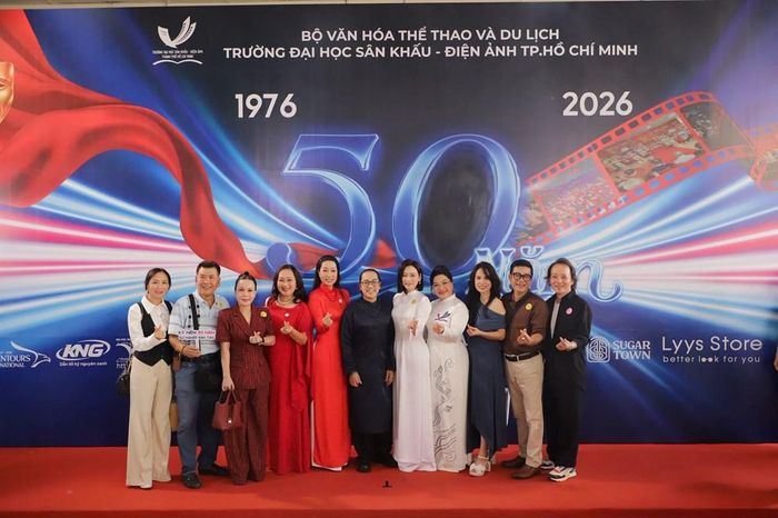 Các nghệ sĩ thành danh tề tựu về trường trong ngày vui lớn