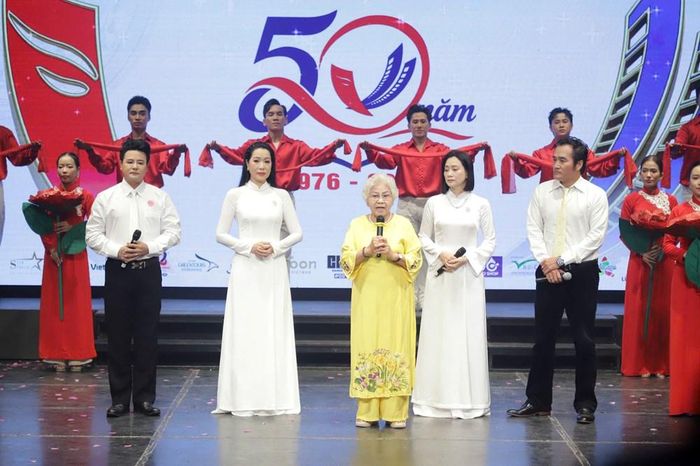 NGƯT Ca Lê Hồng, nguyên Hiệu trưởng Trường ĐH Sân khấu – Điện ảnh TP.HCM và các nghệ sĩ trưởng thành từ nhà trường chia sẻ tại buổi lễ