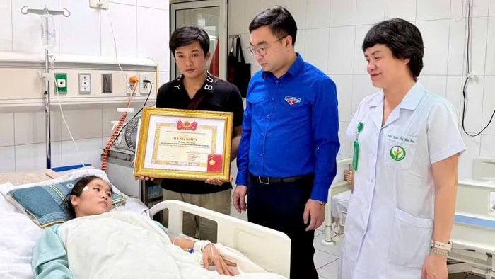 Cô giáo Hoàng Thị Hiền được Trung ương Đoàn tặng Bằng khen, Huy hiệu “Tuổi trẻ dũng cảm”