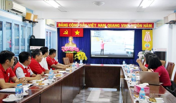 Các đại biểu xem phim tư liệu về một số hoạt động của Trung tâm Huấn luyện sơ cấp cứu và Phòng chống thảm họa TP.HCM