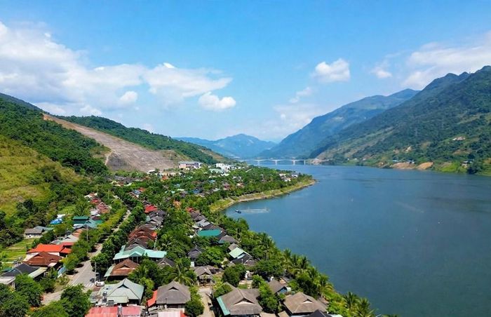 Mường Lay sở hữu cảnh quan thiên nhiên tươi đẹp, là vùng đất giàu truyền thống cách mạng, đồng thời lưu giữ những giá trị văn hóa đặc sắc các dân tộc