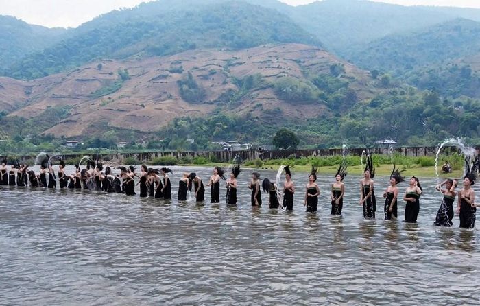 Điểm nhấn là màn trình diễn Lễ gội đầu truyền thống của dân tộc Thái ngành Thái trắng