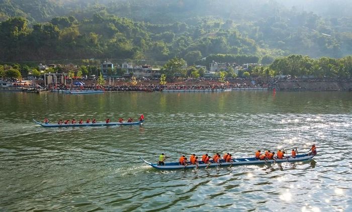 Các hoạt động thể thao mùa nước nổi luôn thu hút sự quan tâm của người dân và du khách