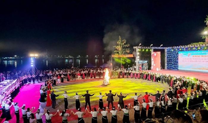 Mường Lay gắn với hai di sản được UNESCO ghi danh là Di sản văn hóa phi vật thể đại diện của nhân loại gồm “Thực hành Then của người Tày, Nùng, Thái” và “Nghệ thuật Xòe Thái”