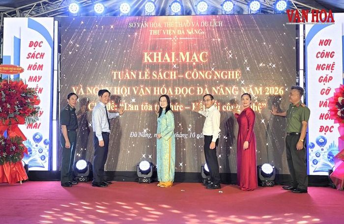 Các đại biểu thực hiện nghi thức khai mạc Tuần lễ Sách - Công nghệ và Ngày hội Văn hóa đọc Đà Nẵng năm 2026