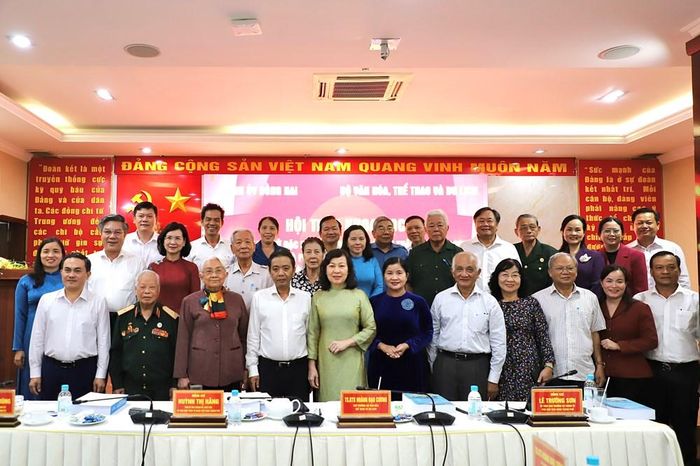 Đại biểu chụp hình lưu niệm tại hội thảo