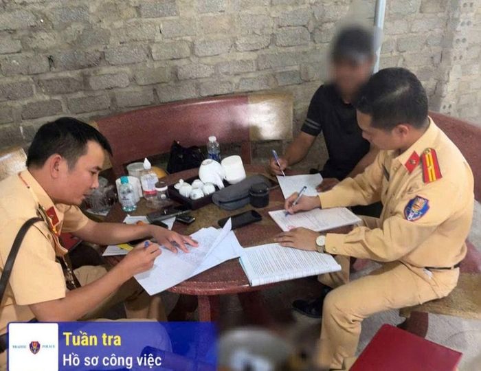 Lực lượng Cảnh sát giao thông xác minh trường hợp vi phạm sau phản ánh của người dân qua ứng dụng VNeTraffic. Ảnh: Công an Thanh Hóa