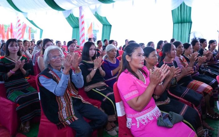 Đông đảo người dân thôn Giang Lố 1, xã Sa Loong tham dự Lễ khánh thành Nhà rông văn hóa