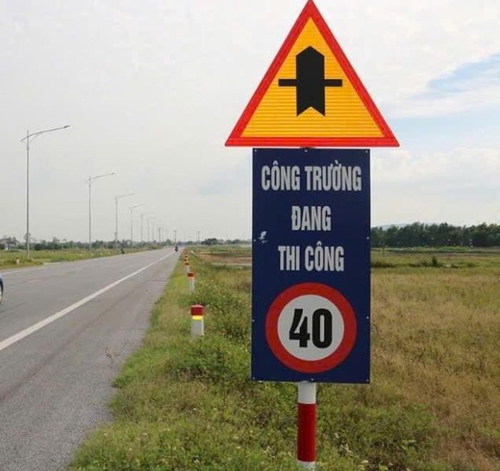Một biển báo giới hạn tốc độ 40km/h ở công trường đang thi công trên đường ven biển Nghệ An, dù tại thời điểm ghi nhận không có hoạt động thi công nào diễn ra