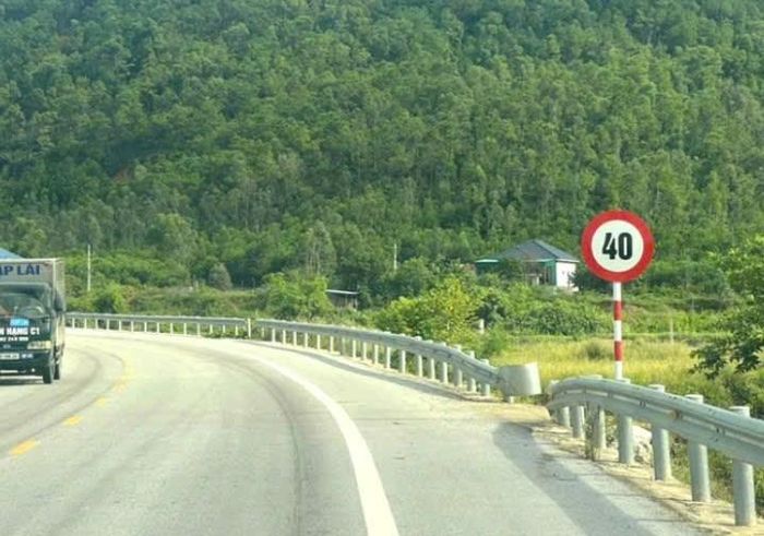 Biển hạn chế tốc độ tối đa 40km/h tại đoạn Km49