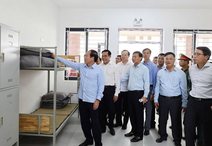 Phó Thủ tướng Chính phủ Lê Tiến Châu kiểm tra cơ sở vật chất tại ký túc xá và phòng học đa chức năng Trường Phổ thông nội trú liên cấp Tiểu học và THCS Môn Sơn. Ảnh: Kim Oanh