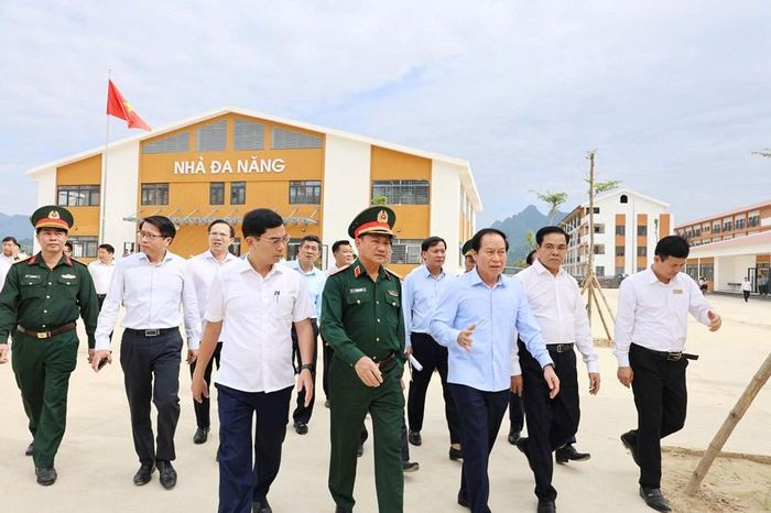 Phó Thủ tướng Chính phủ Lê Tiến Châu đến kiểm tra tại Trường Phổ thông nội trú liên cấp Tiểu học và THCS Môn Sơn. Ảnh: Kim Oanh