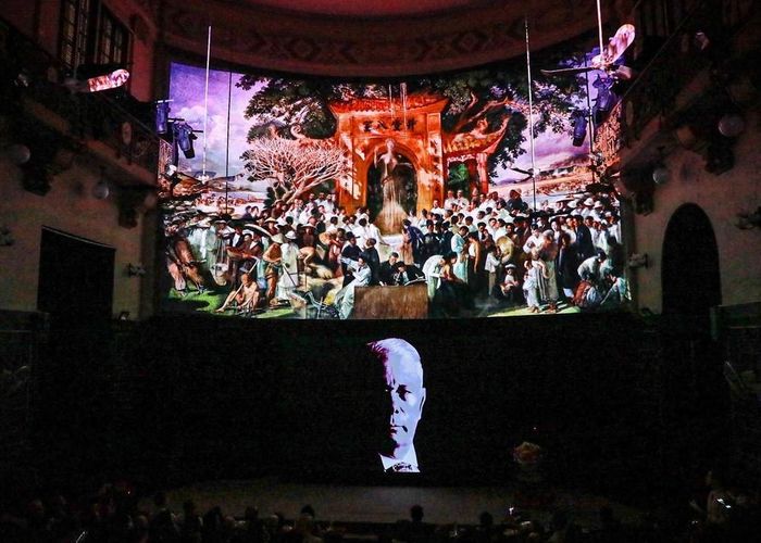 Trình chiếu video mapping tác phẩm “Thăng đường nhập thất” tại giảng đường Đại học Tổng hợp Hà Nội. Ảnh: Khánh Hòa