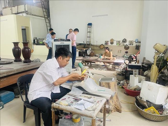Nghệ nhân Vũ Văn Vịnh với 40 năm gắn bó với nghề, vẫn đam mê tạo ra những tác phẩm khảm trai sơn mài và giữ ngọn lửa nghề cho quê hương tại làng nghề khảm trai, sơn mài Chuyên Mỹ. Ảnh: Tuyết Mai - TTXVN