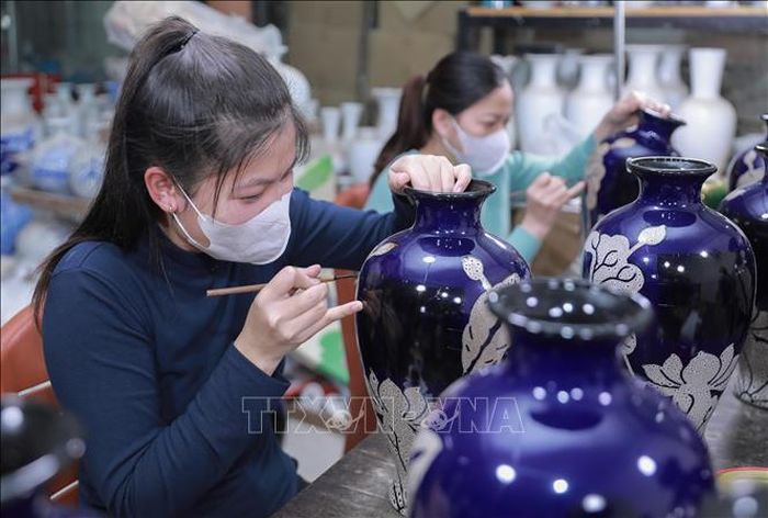 Kỹ thuật tạo hình tinh xảo trên gốm, thể hiện sự tài hoa của nghệ nhân làng gốm Bát Tràng.Ảnh: Phan Phương - TTXVN