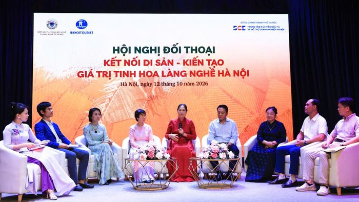 Các nghệ nhân, chuyên gia văn hóa, du lịch tại hội nghị đối thoại kết nối di sản, kiến tạo giá trị tinh hoa làng nghề Hà Nội hôm 12/10 tại làng nghề Bát Tràng. Ảnh: Minh Hằng - TTXVN