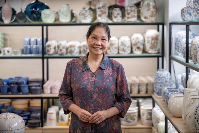Bà Hà Thị Vinh, Nghệ nhân Bát Tràng, Phó Chủ tịch Hiệp hội Làng nghề Việt Nam, Chủ tịch Hiệp hội Thủ công mỹ nghệ và Làng nghề Hà Nội, là một trong những người dành nhiều tâm huyết cho việc bảo tồn và phát triển làng nghề theo hướng bền vững, gắn giá trị truyền thống với yêu cầu của đời sống hiện đại. Ảnh: Minh Sơn/Vietnam+