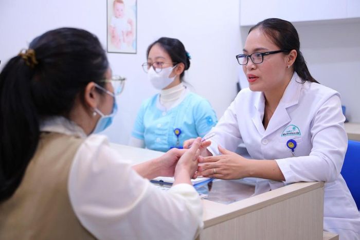 Tư vấn cho các cặp gia đình tại chương trình