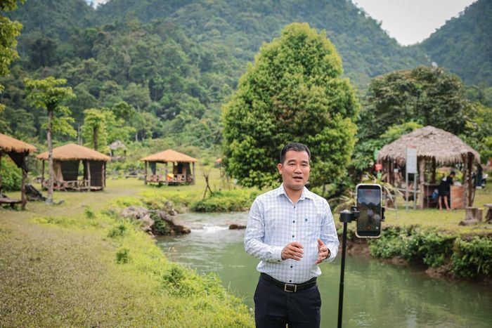 Bí thư xã trực tiếp ghi hình giới thiệu không gian du lịch bãi Pặng. Những video ngắn, chân thực giúp vẻ đẹp địa phương vượt qua khoảng cách địa lý để đến gần hơn với công chúng. Ảnh: Phạm Tuấn Anh