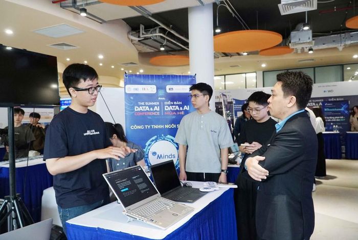 Khách tham quan các gian hàng công nghệ trong khuôn khổ Diễn đàn Data & AI mùa hè năm 2026 - “Tiếng nói của dữ liệu thời AI”. Ảnh: Thu Hoài - TTXVN