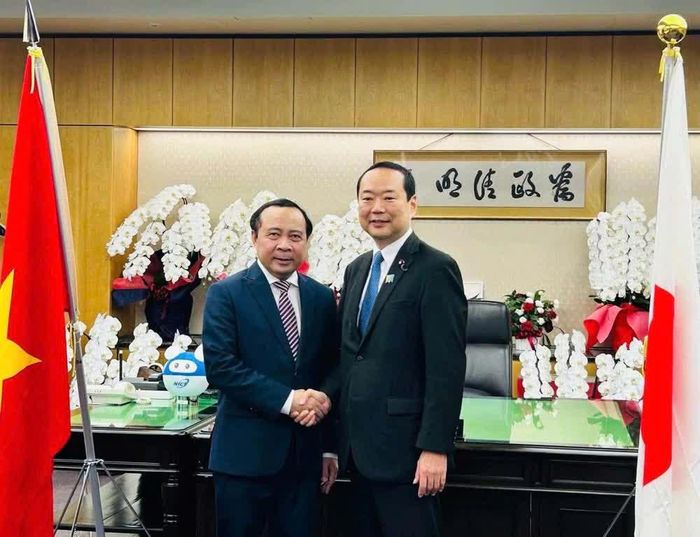 Bộ trưởng Khoa học và Công nghệ Vũ Hải Quân làm việc với Bộ trưởng Nội vụ và Truyền thông Nhật Bản Fujii Hisayuki hôm 2/10. Ảnh: BTC