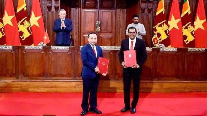 Bộ trưởng Vũ Hải Quân và Bộ trưởng Sri Lanka Chrishantha Abeysena trao Bản ghi nhớ hợp tác về KH&CN. Ảnh: BTC