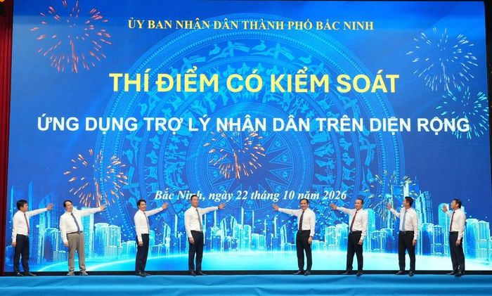Các đại biểu nhấn nút triển khai thí điểm ứng dụng “Trợ lý nhân dân” tại các xã, phường đợt 1. Ảnh: Đồng Thúy - TTXVN