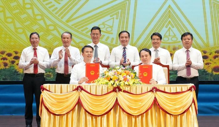 Văn phòng Ủy ban nhân dân thành phố Bắc Ninh và Công ty Cổ phần Đầu tư Kỷ nguyên mới Việt Nam ký kết thỏa thuận hợp tác triển khai ứng dụng “Trợ lý nhân dân”. Ảnh: Đồng Thúy - TTXVN