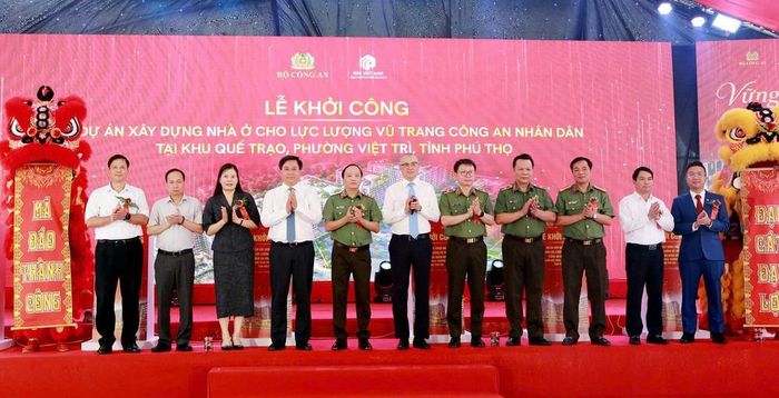 Các đại biểu đến dự tại buổi lễ khởi công