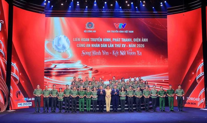 Ban Tổ chức tặng Kỷ niệm chương cho các đoàn tham dự Liên hoan Truyền hình, Phát thanh, Điện ảnh Công an nhân dân lần thứ 15 năm 2026