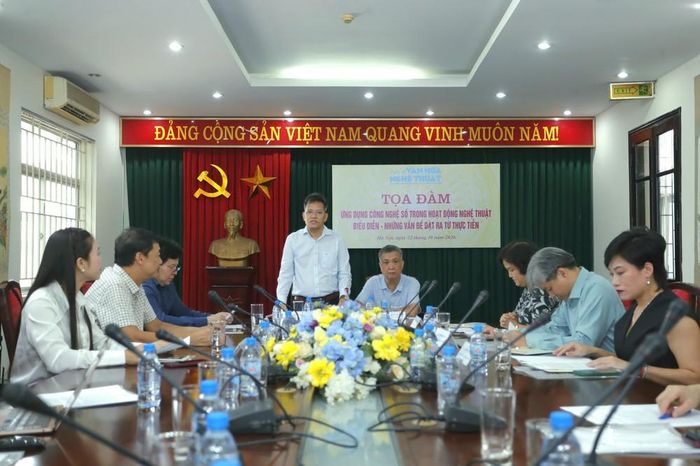 Nhà báo Hoàng Hà - Tổng biên tập Tạp chí Văn hóa Nghệ thuật - phát biểu tại toạ đàm. Ảnh: BTC