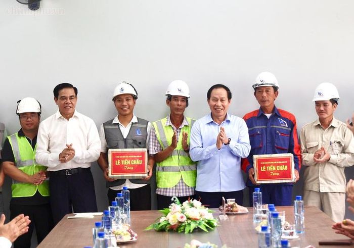 Phó Thủ tướng tặng quà công nhân, người lao động đang thi công công trình - Ảnh: chinhphu.vn/Thu Sa