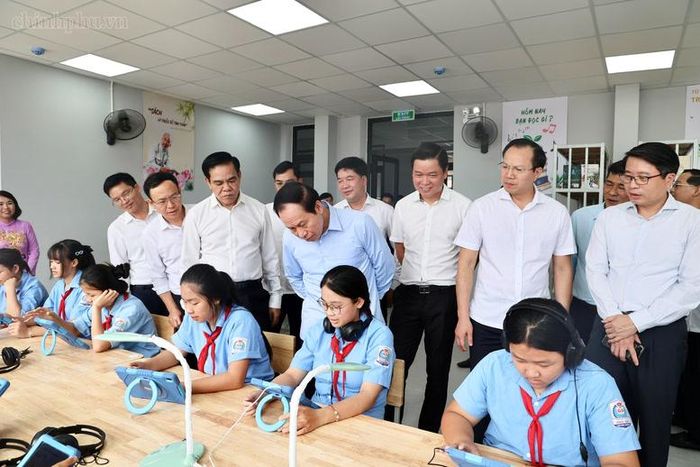 Phó Thủ tướng tham quan thư viện điện tử của trường - Ảnh: chinhphu.vn/Thu Sa