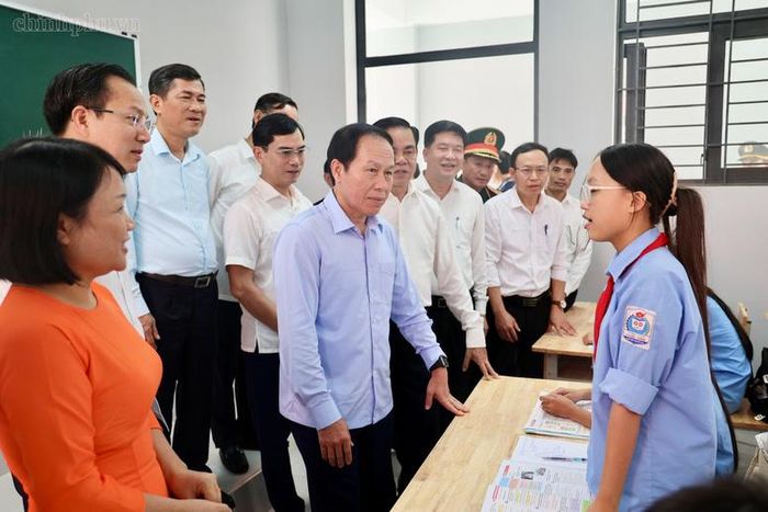 Phó Thủ tướng nghe các em học sinh thuyết trình bằng tiếng Anh - Ảnh: chinhphu.vn/Thu Sa 
