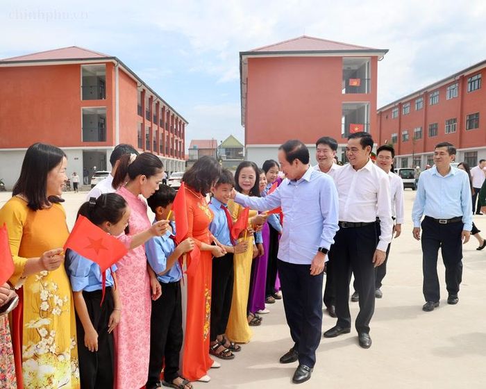 Phó Thủ tướng đến thị sát công trình Trường phổ thông nội trú liên cấp Tiểu học và Trung học cơ sở tại xã Anh Sơn - Ảnh: chinhphu.vn/Thu Sa
