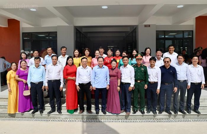 Phó Thủ tướng chụp ảnh lưu niệm tại trường - Ảnh: chinhphu.vn/Thu Sa