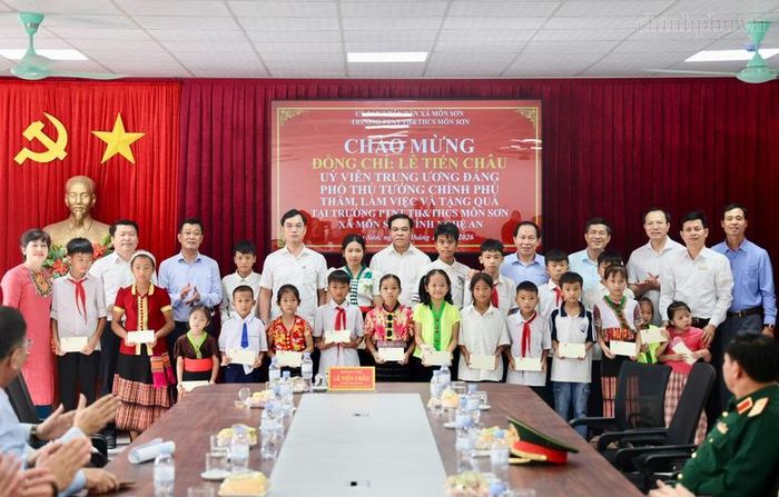 Phó Thủ tướng tặng quà các em học sinh - Ảnh: chinhphu.vn/Thu Sa