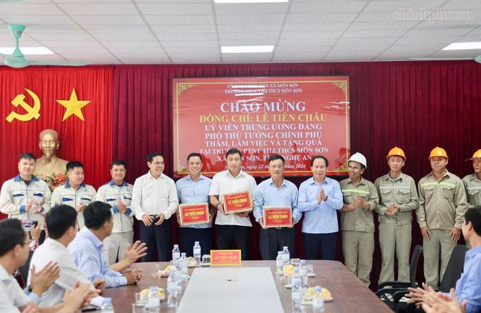 Phó Thủ tướng tặng quà các đơn vị thi công công trình - Ảnh: chinhphu.vn/Thu Sa