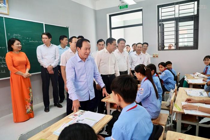Phó Thủ tướng tham quan lớp học tiếng Anh - Ảnh: chinhphu.vn/Thu Sa